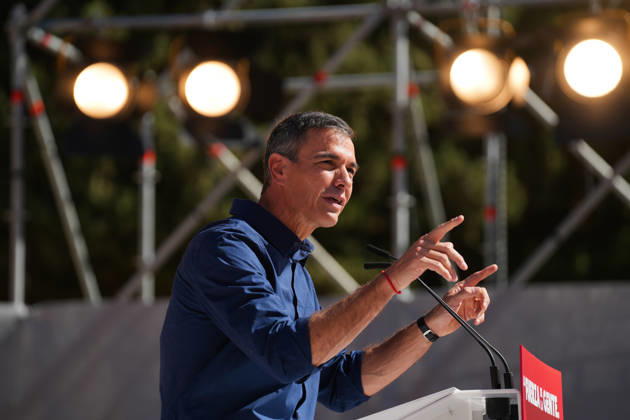 Pedro Sánchez Participates in the First Pre-Campaign Event in Dos Hermanas, Seville. Photo of the PSOE Secretary-General and Prime Minister, Pedro Sánchez, at the first pre-campaign event for the November 29 elections. October 10, 2026, in Dos Hermanas, Seville, Andalusia, Spain The event was also attended by the Secretary-General of the PSOE in Andalusia, María Jesús Montero, and the mayor of Dos Hermanas and Secretary of Organization for the PSOE in Andalusia, Francisco Rodríguez October 10, 2026 María José Ló Dos Hermanas, Seville Dos Hermanas, Seville, Spain Copyright: xMariaxJosà xLopezx 7834650