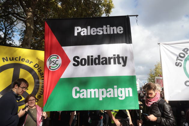 Image Licensed to Parsons Media. 10 10 2026. London, United Kingdom. Palestine Coalition Protest. Palestine Coalition protest march through London, with zionist counter protesters gathered outside New Scotland Yard.  Copyright: xMartynxWheatleyx xParsonsxMediax PAR-9243-0002