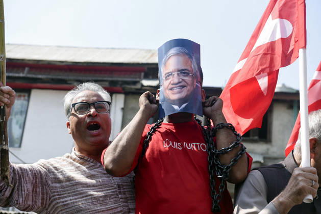 Protest erupts in Srinagar Srinagar, Oct 10 (ANI): An INDIA bloc supporter wears a mask during a protest against Chief Election Commissioner Gyanesh Kumar, in Srinagar on Saturday. Srinagar Jammu and Kashmir India Copyright: xANIx ANI_20261010085