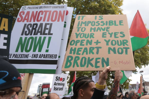 Image Licensed to Parsons Media. 10 10 2026. London, United Kingdom. Palestine Coalition Protest. Palestine Coalition protest march through London, with zionist counter protesters gathered outside New Scotland Yard.  Copyright: xMartynxWheatleyx xParsonsxMediax PAR-9243-0013