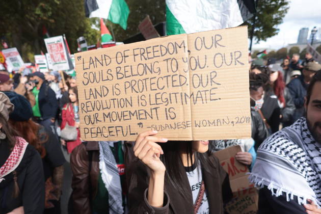 Image Licensed to Parsons Media. 10 10 2026. London, United Kingdom. Palestine Coalition Protest. Palestine Coalition protest march through London, with zionist counter protesters gathered outside New Scotland Yard.  Copyright: xMartynxWheatleyx xParsonsxMediax PAR-9243-0015