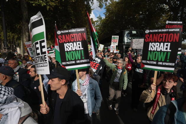 Image Licensed to Parsons Media. 10 10 2026. London, United Kingdom. Palestine Coalition Protest. Palestine Coalition protest march through London, with zionist counter protesters gathered outside New Scotland Yard.  Copyright: xMartynxWheatleyx xParsonsxMediax PAR-9243-0017