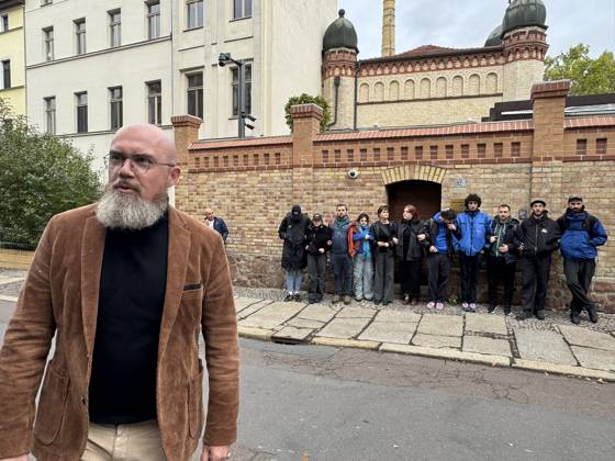 09.10.2026 Halle Saale Halle (Saale) Halle Saale Sachsen-Anhalt Ansicht Stadtansicht Sachsen Anhalt Ansicht Dem Landtagvizepräsidenten Hans-Thomas Tillschneider ( AfD ) wird der Zutritt zur Synagoge versperrt Es ist der siebte Jahrestag: Am 9. Oktober 2019 versuchte ein Attentäter, am höchsten jüdischen Feiertag Jom Kippur die hallesche Synagoge anzugreifen, und tötete zwei Menschen. Eine Menschenkette der Organisiert wurde sie von der Jüdischen Studierendenunion Deutschland verwehrte Tillschneider den Zugang ï¿½