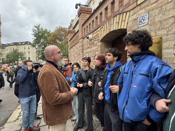 09.10.2026 Halle Saale Halle (Saale) Halle Saale Sachsen-Anhalt Ansicht Stadtansicht Sachsen Anhalt Ansicht Dem Landtagvizepräsidenten Hans-Thomas Tillschneider ( AfD ) wird der Zutritt zur Synagoge versperrt Es ist der siebte Jahrestag: Am 9. Oktober 2019 versuchte ein Attentäter, am höchsten jüdischen Feiertag Jom Kippur die hallesche Synagoge anzugreifen, und tötete zwei Menschen. Eine Menschenkette der Organisiert wurde sie von der Jüdischen Studierendenunion Deutschland verwehrte Tillschneider den Zugang ï¿½