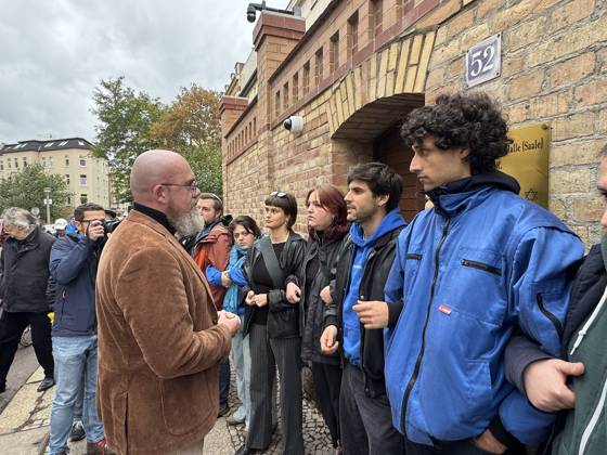 09.10.2026 Halle Saale Halle (Saale) Halle Saale Sachsen-Anhalt Ansicht Stadtansicht Sachsen Anhalt Ansicht Dem Landtagvizepräsidenten Hans-Thomas Tillschneider ( AfD ) wird der Zutritt zur Synagoge versperrt Es ist der siebte Jahrestag: Am 9. Oktober 2019 versuchte ein Attentäter, am höchsten jüdischen Feiertag Jom Kippur die hallesche Synagoge anzugreifen, und tötete zwei Menschen. Eine Menschenkette der Organisiert wurde sie von der Jüdischen Studierendenunion Deutschland verwehrte Tillschneider den Zugang ï¿½