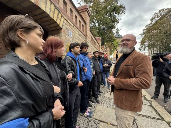 09.10.2026 Halle Saale Halle (Saale) Halle Saale Sachsen-Anhalt Ansicht Stadtansicht Sachsen Anhalt Ansicht Dem Landtagvizepräsidenten Hans-Thomas Tillschneider ( AfD ) wird der Zutritt zur Synagoge versperrt Es ist der siebte Jahrestag: Am 9. Oktober 2019 versuchte ein Attentäter, am höchsten jüdischen Feiertag Jom Kippur die hallesche Synagoge anzugreifen, und tötete zwei Menschen. Eine Menschenkette der Organisiert wurde sie von der Jüdischen Studierendenunion Deutschland verwehrte Tillschneider den Zugang ï¿½