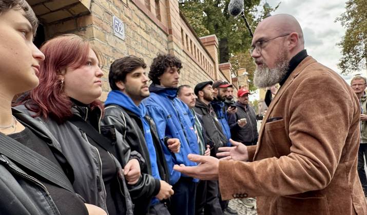 09.10.2026 Halle Saale Halle (Saale) Halle Saale Sachsen-Anhalt Ansicht Stadtansicht Sachsen Anhalt Ansicht Dem Landtagvizepräsidenten Hans-Thomas Tillschneider ( AfD ) wird der Zutritt zur Synagoge versperrt Es ist der siebte Jahrestag: Am 9. Oktober 2019 versuchte ein Attentäter, am höchsten jüdischen Feiertag Jom Kippur die hallesche Synagoge anzugreifen, und tötete zwei Menschen. Eine Menschenkette der Organisiert wurde sie von der Jüdischen Studierendenunion Deutschland verwehrte Tillschneider den Zugang ï¿½