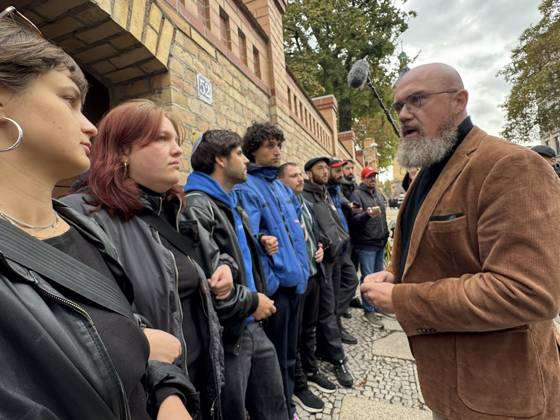 09.10.2026 Halle Saale Halle (Saale) Halle Saale Sachsen-Anhalt Ansicht Stadtansicht Sachsen Anhalt Ansicht Dem Landtagvizepräsidenten Hans-Thomas Tillschneider ( AfD ) wird der Zutritt zur Synagoge versperrt Es ist der siebte Jahrestag: Am 9. Oktober 2019 versuchte ein Attentäter, am höchsten jüdischen Feiertag Jom Kippur die hallesche Synagoge anzugreifen, und tötete zwei Menschen. Eine Menschenkette der Organisiert wurde sie von der Jüdischen Studierendenunion Deutschland verwehrte Tillschneider den Zugang ï¿½
