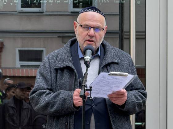 09.10.2026 Halle Saale Halle (Saale) Halle Saale Sachsen-Anhalt Ansicht Stadtansicht Sachsen Anhalt Ansicht Dem Landtagvizepräsidenten Hans-Thomas Tillschneider ( AfD ) wird der Zutritt zur Synagoge versperrt Es ist der siebte Jahrestag: Am 9. Oktober 2019 versuchte ein Attentäter, am höchsten jüdischen Feiertag Jom Kippur die hallesche Synagoge anzugreifen, und tötete zwei Menschen. Eine Menschenkette der Organisiert wurde sie von der Jüdischen Studierendenunion Deutschland verwehrte Tillschneider den Zugang foto : Der Vorsitzende der Jüdischen Gemeinde, Max Privorotzki ï¿½