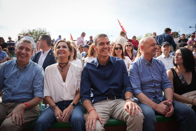 Pedro Sánchez participates in the first pre-campaign event in Dos Hermanas, Seville. The secretary of the PSOE in Seville, Javier Fernández; the secretary general of the PSOE in Andalusia, María Jesús Montero; the secretary general of the PSOE and Prime Minister, Pedro Sánchez; and the mayor of Dos Hermanas and secretary of organization for the PSOE in Andalusia, Francisco Rodríguez 1d, at the first pre-campaign event for the November 29 elections on October 10, 2026, in Dos Hermanas, Seville, Andalusia, Spain. OCTOBER 10, 2026 María José Ló Dos Hermanas, Seville Dos Hermanas, Seville Spain Copyright: xMariaxJosà xLopezx 7834778