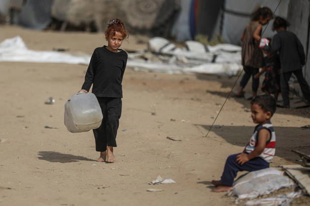 Palestinians still lack basic necessities amid Israel attacks DEIR AL BALAH, GAZA, PALESTINE - OCTOBER 10: Palestinians living in tents set up in the Bureij area carry water in containers to their makeshift shelters in Deir al Balah, Gaza, Palestine on October 10, 2026.The humanitarian crisis in the region continues to deepen, with thousands of displaced families struggling to survive without access to the most basic necessities. Adam Bilal Anadolu Deir al Balah Gaza. Editorial use only. Please get in touch for any other usage.  Copyright: x2026xAnadoluxAdamxBilalx