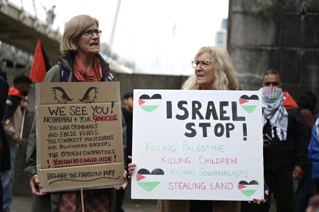 Pro-Palestine protest in London LONDON, UNITED KINGDOM - OCTOBER 10: People attend a pro-Palestine protest demanding to halt arms sales and impose sanctions to Israel, in London, United Kingdom on October 10, 2026. Rasid Necati Aslim Anadolu London United Kingdom. Editorial use only. Please get in touch for any other usage.  Copyright: x2026xAnadoluxRasidxNecatixAslimx