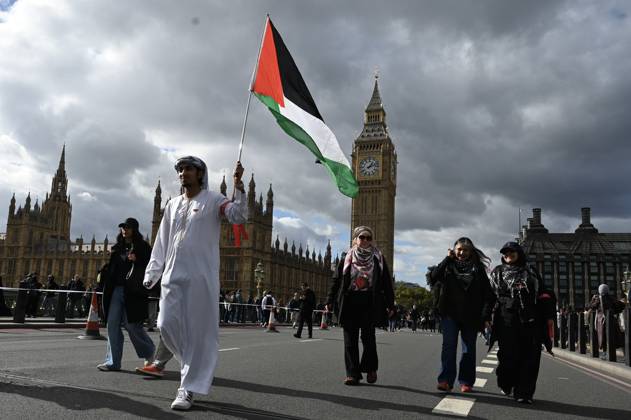 Pro-Palestine protest in London LONDON, UNITED KINGDOM - OCTOBER 10: People attend a pro-Palestine protest demanding to halt arms sales and impose sanctions to Israel, in London, United Kingdom on October 10, 2026. Rasid Necati Aslim Anadolu Greater London United Kingdom. Editorial use only. Please get in touch for any other usage.  Copyright: x2026xAnadoluxRasidxNecatixAslimx