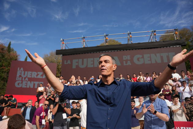Pedro Sánchez Participates in the First Pre-Campaign Event in Dos Hermanas, Seville. The Secretary-General of the PSOE and President of the Government, Pedro Sánchez, attended the first pre-campaign event for the November 29 elections on October 10, 2026, in Dos Hermanas, Seville, Andalusia, Spain. The event was also attended by the Secretary-General of the PSOE, María Jesús Montero, and the mayor of Dos Hermanas and Secretary of Organization of the PSOE, Francisco Rodríguez. October 10, 2026. María José Ló. Dos Hermanas, Seville. Dos Hermanas, Seville, Spain. Copyright: xMariaxJosà xLopezx 7834803