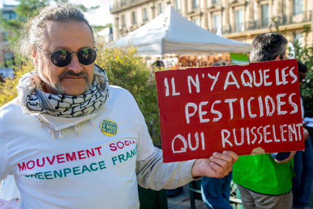 Environmental Activists Protest EU Pesticide Regulation - Paris Environmental organizations including Greenpeace, Cancer Colere, Collectif de soutien aux victimes des pesticides, Confédération paysanne, Avenir Sante Environnement and Medecins du Monde gather at Place de l Europe in Paris, France on October 10, 2026, to oppose the EU s proposed Omnibus X regulation that would extend pesticide approval durations, with activists warning the text would increase exposure to hazardous substances for humans, ecosystems, food and territories. Photo by ABACAPRESS.COM Copyright: xPrezatxDenis ABACAx
