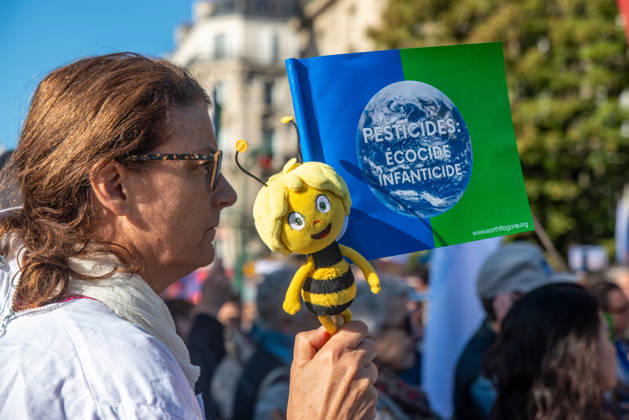 Environmental Activists Protest EU Pesticide Regulation - Paris Environmental organizations including Greenpeace, Cancer Colere, Collectif de soutien aux victimes des pesticides, Confédération paysanne, Avenir Sante Environnement and Medecins du Monde gather at Place de l Europe in Paris, France on October 10, 2026, to oppose the EU s proposed Omnibus X regulation that would extend pesticide approval durations, with activists warning the text would increase exposure to hazardous substances for humans, ecosystems, food and territories. Photo by ABACAPRESS.COM Copyright: xPrezatxDenis ABACAx