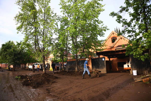Santiago, October 10, 2026: Roadwork is underway following the flash flood that affected the Las Condes district. Dragomir Yankovic, Aton Chile, Santiago, Chile. Aton 1198307  Copyright: DRAGOMIRxYANKOVIC ATONxCHILE