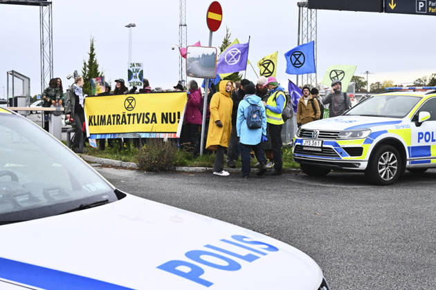 Climate activists outside Bromma Stockholm Airport; some climate activists have entered the airport and are staging protests, including on the runway, in Stockholm, Sweden, October 10, 2026 STOCKHOLM SWEDEN x10090x  Copyright: xClaudioxBresciani TTx CLIMATE ACTION BROMMA AIRPORT TvrcE1vkQXA