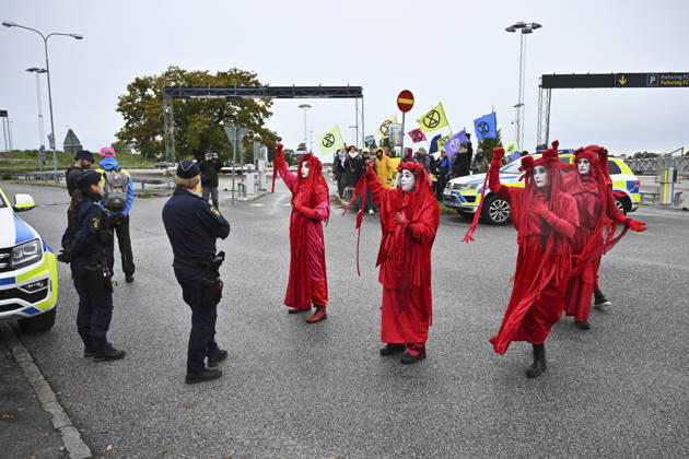 Climate activists outside Bromma Stockholm Airport; some climate activists have entered the airport and are staging protests, including on the runway, in Stockholm, Sweden, October 10, 2026 STOCKHOLM SWEDEN x10090x  Copyright: xClaudioxBresciani TTx CLIMATE ACTION BROMMA AIRPORT 0jACqozaLhE
