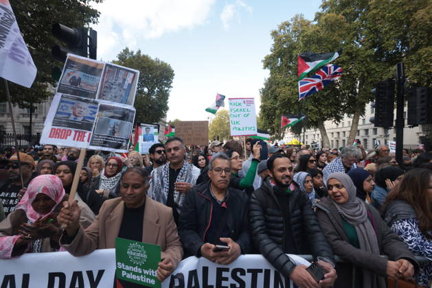 Image Licensed to Parsons Media. 10 10 2026. London, United Kingdom. Palestine Coalition Protest. Palestine Coalition protest march through London, with zionist counter protesters gathered outside New Scotland Yard.  Copyright: xMartynxWheatleyx xParsonsxMediax PAR-9243-0042