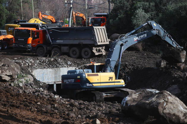 Santiago, October 10, 2026: Roadwork is underway following the flood that affected the Las Condes district. Dragomir Yankovic, Aton Chile, Santiago, Chile. Aton 1198319  Copyright: DRAGOMIRxYANKOVIC ATONxCHILE