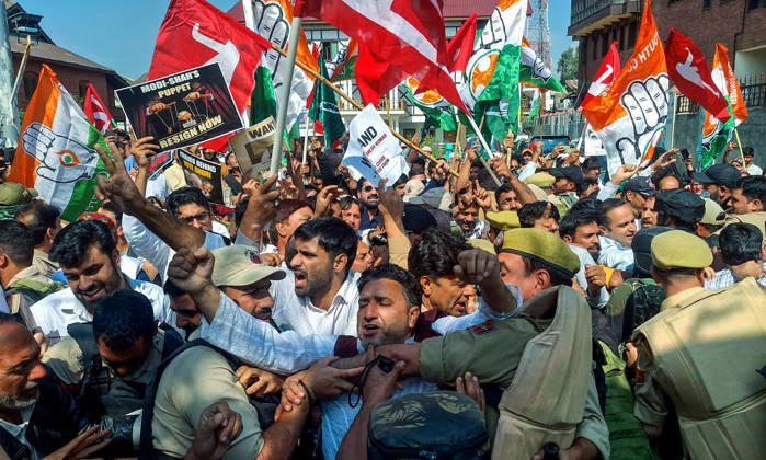 Police personnel stop leaders and supporters of the opposition alliance INDIA bloc during a protest to demand the resignation of CEC Gyanesh Kumar Srinagar, Oct 10 (ANI): Police personnel stop leaders and supporters of the opposition alliance INDIA bloc (Indian National Developmental Inclusive Alliance) during a protest to demand the resignation of Chief Election Commissioner Gyanesh Kumar, in Srinagar on Saturday. Srinagar Jammu & Kashmir India Copyright: xANIx ANI_20261010297