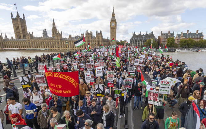 October 10, 2026, London, London, UK: London, UK. Pro-Palestinian protesters march across Westminster Bridge in central London, a few days after the third anniversary of the October 7 attacks on Israel. London UK  - ZUMAl94_ 20261010_zaf_l94_006 Copyright: xMarcinxNowakx