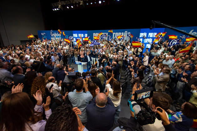 IPA89504638 - MADRID, SPAIN. OCTOBER 10, 2026. Alberto Nunez Feijoo, leader of the Spanish People™s Party (PP), attends the opening event of the pre-election campaign at IFEMA in Madrid, alongside Isabel Diaz Ayuso, president of the Community of Madrid, Josà Luis Martinez-Almeida, mayor of the capital, and former Spanish prime ministers and former PP leaders Josà Maria Aznar and Mariano Rajoy. The event marks the start of the party™s election campaign in preparation for the general election scheduled for November 29, 2026. During the event, Feijoo presented the PP™s political platform, invoking the concept of national reconstruction and emphasizing the importance of transparency and the strengthening of public instituti Copyright: xFrancescoxMilitelloxMirtox xFrancescoxMilitelloxMirtox IPA89504638