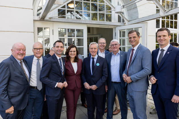 Gruppenbild beim Festakt zu 150 Jahren Adenauer und 80 Jahren CDU Bad Honnef - 10.10.26 Gruppenbild zum Festakt zu 150 Jahren Konrad Adenauer und 80 Jahren CDU Bad Honnef (v. l.): Enkel Konrad ADENAUER, Jonathan GRUNWALD (MdL, CDU), Vorsitzender der CDU Bad Honnef, CDU-Generalsekretärin Franziska HOPPERMANN (MdB, CDU), Norbert RÖTTGEN (MdB, CDU), Axel VOSS (MdEP, CDU), Landrat Sebastian SCHUSTER (CDU), Björn FRANKEN (MdL, CDU) und Bürgermeister Philipp HERZOG (CDU). Bad Honnef Kursaal Nordrhein-Westfalen Deutschland Copyright: xMarcxJohnx