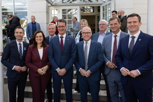Festakt zu 150 Jahren Adenauer und 80 Jahren CDU Bad Honnef - 10.10.26 Jonathan GRUNWALD (MdL, CDU), Generalsekretärin der CDU Deutschlands Franziska HOPPERMANN (CDU), MdB, Norbert RÖTTGEN (MdB, CDU), NRW Ministerpräsident Hendrik WÜST (CDU), Susanne LANGGUTH (stellv. Vorsitzende CDU Bad Honnef), Oliver Krauß, Landrat Rhein-Sieg-Kreis Sebastian SCHUSTER (CDU), Björn FRANKEN (MdL, CDU), Bürgermeister der Stadt Bad Honnef Philipp HERZOG (CDU) - Festakt zu 150 Jahren Konrad Adenauer und 80 Jahren CDU Bad Honnef im Kursaal in Bad Honnef. Adenauer, der erste Bundeskanzler, wurde am 5. Januar 1876 geboren und lebte in Rhöndorf. Die CDU Bad Honnef feierte ihr 80-jähriges Bestehen. Bad Honnef Kursaal Nordrhein-Westfalen Deutschland Copyright: xMarcxJohnx