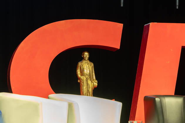 Festakt zu 150 Jahren Adenauer und 80 Jahren CDU Bad Honnef - 10.10.26 Statue von Konrad Adenauer von Ottmar Hörl - Festakt zu 150 Jahren Konrad Adenauer und 80 Jahren CDU Bad Honnef im Kursaal in Bad Honnef. Adenauer, der erste Bundeskanzler, wurde am 5. Januar 1876 geboren und lebte in Rhöndorf. Die CDU Bad Honnef feierte ihr 80-jähriges Bestehen. Bad Honnef Kursaal Nordrhein-Westfalen Deutschland Copyright: xMarcxJohnx