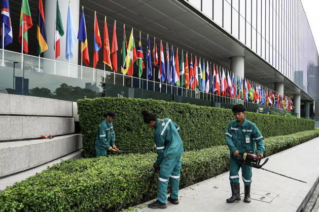 IMF World Bank 2026 Annual Meetings In Bangkok. Thai workers put the finishing touches outside the Queen Sirikit National Convention Center in Bangkok, Thailand, on October 10, 2026, ahead of the annual meetings of the International Monetary Fund (IMF) and the World Bank Group. Bangkok Bangkok Thailand  Copyright: xAnusakxLaowilasx originalFilename: laowilas-notitle261010_npX3S.jpg