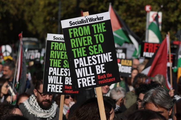Image Licensed to Parsons Media. 10 10 2026. London, United Kingdom. Palestine Coalition Protest. Palestine Coalition protest march through London, with zionist counter protesters gathered outside New Scotland Yard.  Copyright: xMartynxWheatleyx xParsonsxMediax PAR-9243-0047