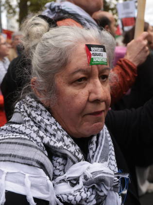 Image Licensed to Parsons Media. 10 10 2026. London, United Kingdom. Palestine Coalition Protest. Palestine Coalition protest march through London, with zionist counter protesters gathered outside New Scotland Yard.  Copyright: xMartynxWheatleyx xParsonsxMediax PAR-9243-0053