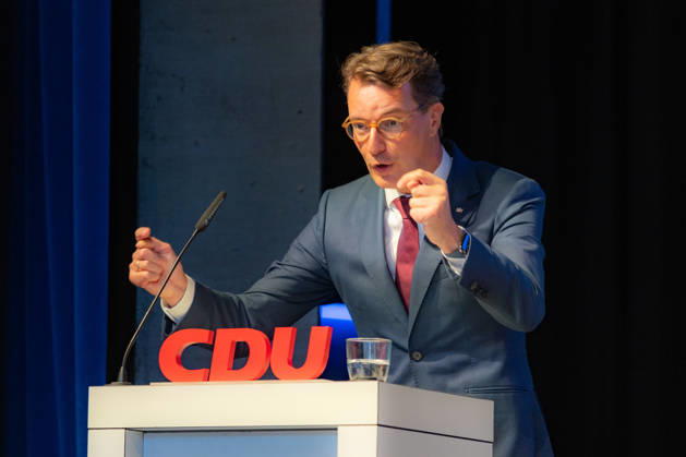 Festakt zu 150 Jahren Adenauer und 80 Jahren CDU Bad Honnef - 10.10.26 Rede von NRW Ministerpräsident Hendrik WÜST (CDU) - Festakt zu 150 Jahren Konrad Adenauer und 80 Jahren CDU Bad Honnef im Kursaal in Bad Honnef. Adenauer, der erste Bundeskanzler, wurde am 5. Januar 1876 geboren und lebte in Rhöndorf. Die CDU Bad Honnef feierte ihr 80-jähriges Bestehen. Bad Honnef Kursaal Nordrhein-Westfalen Deutschland Copyright: xMarcxJohnx