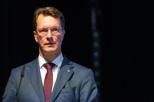 Festakt zu 150 Jahren Adenauer und 80 Jahren CDU Bad Honnef - 10.10.26 Rede von NRW Ministerpräsident Hendrik WÜST (CDU) - Festakt zu 150 Jahren Konrad Adenauer und 80 Jahren CDU Bad Honnef im Kursaal in Bad Honnef. Adenauer, der erste Bundeskanzler, wurde am 5. Januar 1876 geboren und lebte in Rhöndorf. Die CDU Bad Honnef feierte ihr 80-jähriges Bestehen. Bad Honnef Kursaal Nordrhein-Westfalen Deutschland Copyright: xMarcxJohnx