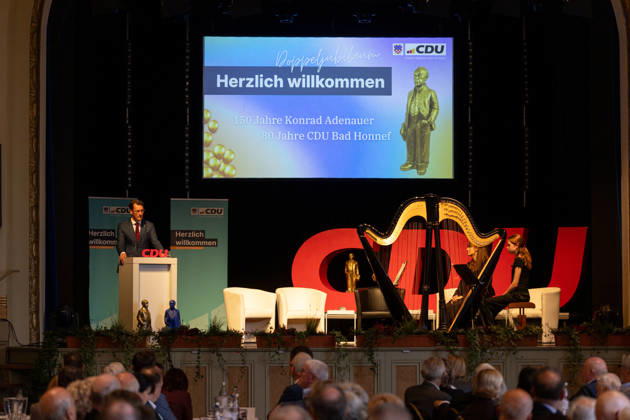 Festakt zu 150 Jahren Adenauer und 80 Jahren CDU Bad Honnef - 10.10.26 Rede von NRW Ministerpräsident Hendrik WÜST (CDU) - Festakt zu 150 Jahren Konrad Adenauer und 80 Jahren CDU Bad Honnef im Kursaal in Bad Honnef. Adenauer, der erste Bundeskanzler, wurde am 5. Januar 1876 geboren und lebte in Rhöndorf. Die CDU Bad Honnef feierte ihr 80-jähriges Bestehen. Bad Honnef Kursaal Nordrhein-Westfalen Deutschland Copyright: xMarcxJohnx