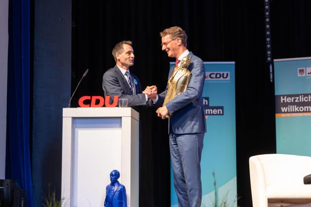 Festakt zu 150 Jahren Adenauer und 80 Jahren CDU Bad Honnef - 10.10.26 Jonathan GRUNWALD (MdL, CDU) überreicht eine Andauer Staue von Ottmar Hörl an NRW Ministerpräsident Hendrik WÜST (CDU) - Festakt zu 150 Jahren Konrad Adenauer und 80 Jahren CDU Bad Honnef im Kursaal in Bad Honnef. Adenauer, der erste Bundeskanzler, wurde am 5. Januar 1876 geboren und lebte in Rhöndorf. Die CDU Bad Honnef feierte ihr 80-jähriges Bestehen. Bad Honnef Kursaal Nordrhein-Westfalen Deutschland Copyright: xMarcxJohnx