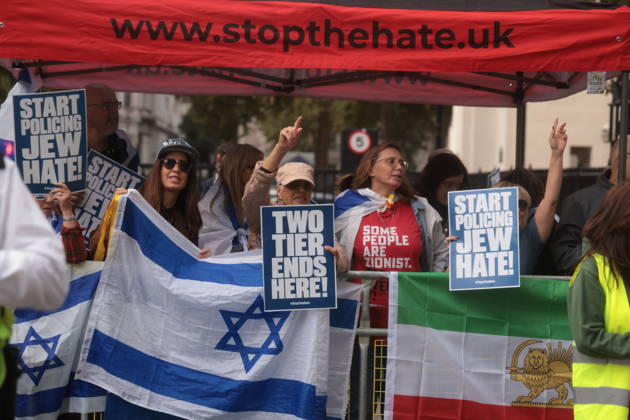 Image Licensed to Parsons Media. 10 10 2026. London, United Kingdom. Palestine Coalition Protest. Palestine Coalition protest march through London, with zionist counter protesters gathered outside New Scotland Yard.  Copyright: xMartynxWheatleyx xParsonsxMediax PAR-9243-0056