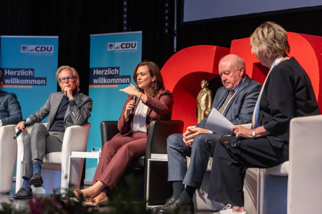 Gesprächsrunde beim Festakt zu 150 Jahren Adenauer und 80 Jahren CDU Bad Honnef - 10.10.26 Gesprächsrunde beim Festakt zu 150 Jahren Konrad Adenauer und 80 Jahren CDU Bad Honnef (v. l.): Prof. Dr. Volker KRONENBERG (Universität Bonn), CDU-Generalsekretärin Franziska HOPPERMANN (MdB, CDU), Konrad ADENAUER, Enkel des ersten Bundeskanzlers, und Susanne LANGGUTH (stellv. Vorsitzende CDU Bad Honnef). Bad Honnef Kursaal Nordrhein-Westfalen Deutschland Copyright: xMarcxJohnx