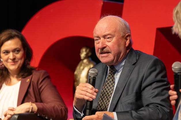 Gesprächsrunde beim Festakt zu 150 Jahren Adenauer und 80 Jahren CDU Bad Honnef - 10.10.26 Gesprächsrunde beim Festakt zu 150 Jahren Konrad Adenauer und 80 Jahren CDU Bad Honnef (v. l.): CDU-Generalsekretärin Franziska HOPPERMANN (MdB, CDU), Konrad ADENAUER, Enkel des ersten Bundeskanzlers. Bad Honnef Kursaal Nordrhein-Westfalen Deutschland Copyright: xMarcxJohnx