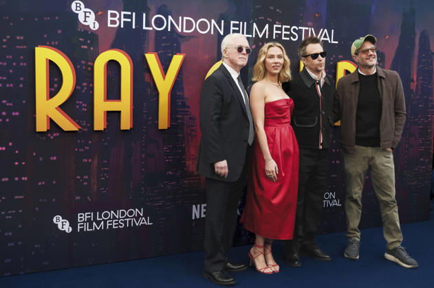 Brad Bird, Scarlett Johansson, Sam Rockwell und Michael Giacchino bei der Premiere des Netflix-Animationsfilms Ray Gunn auf dem 70. BFI London Film Festival 2026 in der Royal Festival Hall. London, 10.10.2026