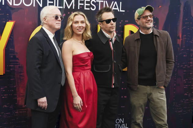 Brad Bird, Scarlett Johansson, Sam Rockwell und Michael Giacchino bei der Premiere des Netflix-Animationsfilms Ray Gunn auf dem 70. BFI London Film Festival 2026 in der Royal Festival Hall. London, 10.10.2026