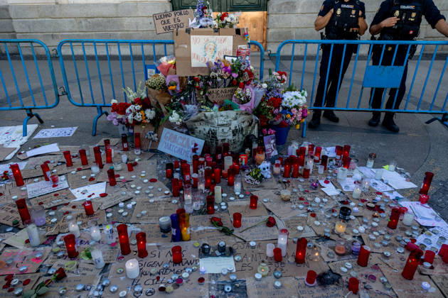 The Community of Madrid describes the encampment at Puerta del Sol as completely anarchic and laments the disastrous image it presents to tourists. Dozens of candles and messages on a makeshift altar in tribute to Maricarmen, at Puerta del Sol, on October 10, 2026, in Madrid, Spain. The Regional Minister of Housing, Transportation, and Infrastructure for the Community of Madrid, Jorge Rodrigo, stated this Saturday that the encampment set up in Madrid’s Puerta del Sol since September 26, in protest of the housing crisis, is completely chaotic, and he lamented the very negative image it may present of the capital to tourists during this Hispanic Heritage Day long weekend. OCTOBER 10, 2026 SOL PROTEST CAMP HOUSING MARICARMEN Madrid Madrid Spa Copyright: xRicardoxRubiox 7835250