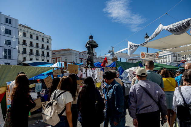 The Community of Madrid describes the encampment at Puerta del Sol as completely anarchic and laments the extremely negative image it projects to tourists. Several people look at the messages at Puerta del Sol on October 10, 2026, in Madrid, Spain. The Regional Minister of Housing, Transportation, and Infrastructure for the Community of Madrid, Jorge Rodrigo, stated this Saturday that the encampment set up in Madrid’s Puerta del Sol since September 26, in protest of the housing crisis, is completely chaotic and has lamented the very negative image it may present of the capital to tourists during this Columbus Day long weekend. OCTOBER 10, 2026 SOL PROTEST CAMP HOUSING MARICARMEN FLORES MESSAGES Madrid Madrid, Spain Copyright: xRicardoxRubiox 7835264