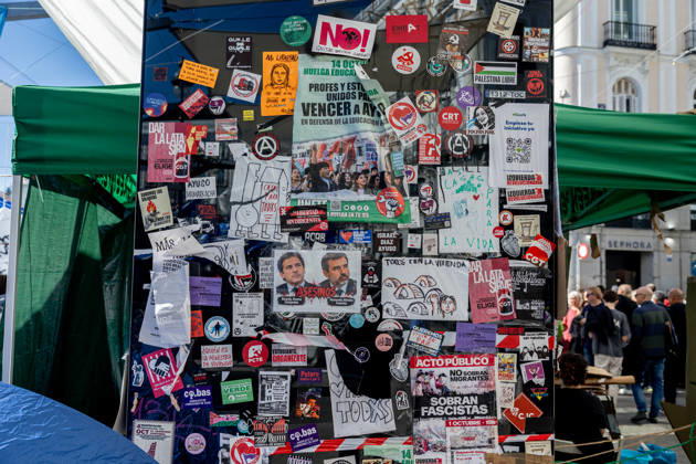 The Community of Madrid describes the encampment at Puerta del Sol as completely anarchic and laments the disastrous image it presents to tourists. Several signs with messages at Puerta del Sol, October 10, 2026, in Madrid, Spain. The Regional Minister of Housing, Transportation, and Infrastructure for the Community of Madrid, Jorge Rodrigo, stated this Saturday that the encampment set up in Madrid’s Puerta del Sol since September 26, in protest against the housing crisis, is completely chaotic and lamented the very negative image it may present of the capital to tourists during this Hispanic Heritage Day long weekend. OCTOBER 10, 2026 SOL PROTEST CAMP HOUSING MARICARMEN FLORES MESSAGES SIGNS Madrid Madrid Spain Copyright: xRicardoxRubiox 7835266
