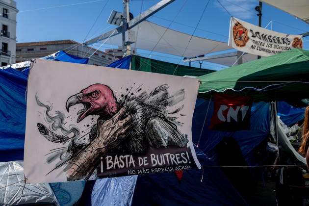 The Community of Madrid describes the encampment at Puerta del Sol as completely anarchic and laments the disastrous image it presents to tourists. Several signs with messages at Puerta del Sol, October 10, 2026, in Madrid, Spain. The Regional Minister of Housing, Transportation, and Infrastructure for the Community of Madrid, Jorge Rodrigo, stated this Saturday that the encampment set up in Madrid’s Puerta del Sol since September 26, in protest against the housing crisis, is completely chaotic and lamented the very negative image it may present of the capital to tourists during this Hispanic Heritage Day long weekend. OCTOBER 10, 2026 SOL PROTEST CAMP HOUSING MARICARMEN FLORES MESSAGES SIGNS Madrid Madrid Spain Copyright: xRicardoxRubiox 7835267