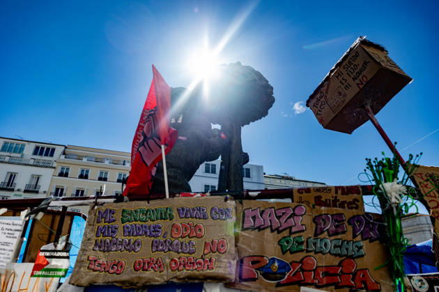 The Community of Madrid describes the encampment at Puerta del Sol as completely anarchic and laments the disastrous image it presents to tourists. Several signs with messages at Puerta del Sol, October 10, 2026, in Madrid, Spain. The Regional Minister of Housing, Transportation, and Infrastructure for the Community of Madrid, Jorge Rodrigo, stated this Saturday that the encampment set up in Madrid’s Puerta del Sol since September 26, in protest against the housing crisis, is completely chaotic and lamented the very negative image it may present of the capital to tourists during this Hispanic Heritage Day long weekend. OCTOBER 10, 2026 SOL PROTEST CAMP HOUSING MARICARMEN FLORES MESSAGES SIGNS Madrid Madrid Spain Copyright: xRicardoxRubiox 7835268