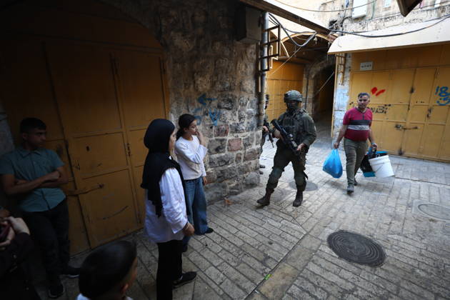 Israeli settlers raid Hebron in the West Bank HEBRON, PALESTINE, WEST BANK - OCTOBER 10: Israeli settlers, under the protection of Israeli forces, raid the Old City area of Hebron in the southern West Bank, Palestine, on October 10, 2026. During the raid, Israeli forces block entry and exit points, restricting the movement of Palestinians in the area. Wisam Hashlamoun Anadolu Hebron West Bank. Editorial use only. Please get in touch for any other usage.  Copyright: x2026xAnadoluxWisamxHashlamounx