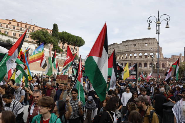 October 10, 2026, Rome, ITALY: People participate in a protest organized by the Palestinian Students Movement for Palestine in Rome, Italy, 10 October 2026 . ANSA FABIO FRUSTACI Rome ITALY  - ZUMAa110 20261010_zaf_a110_028 Copyright: xFabioxFrustacix